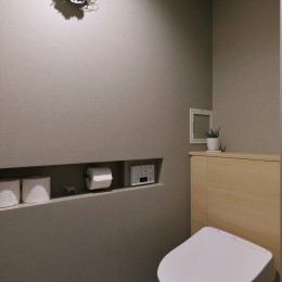 S様邸＿馴染みの家具との調和　～小上りからの緑の眺め～ (トイレ)