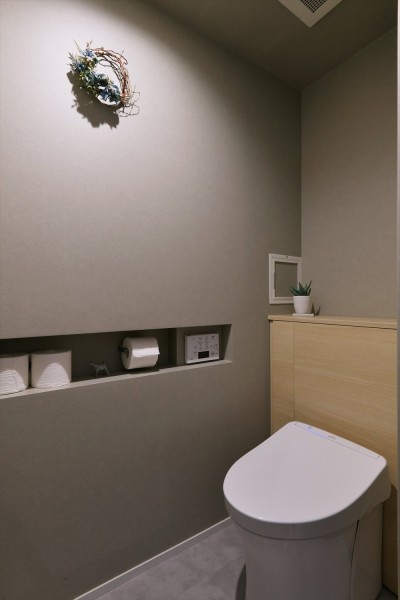 トイレ (S様邸＿馴染みの家具との調和　～小上りからの緑の眺め～)