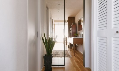 S様邸＿馴染みの家具との調和　～小上りからの緑の眺め～ (玄関)
