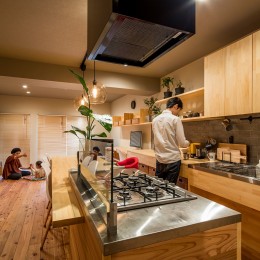 アイランドキッチンと広々ＬＤＫの 暮らしを愉しむ家-お部屋を見渡せるキッチン