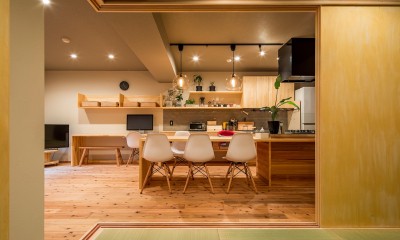 アイランドキッチンと広々ＬＤＫの 暮らしを愉しむ家 (木製オーダーキッチンとつながるダイニングテーブル)