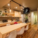 アイランドキッチンと広々ＬＤＫの 暮らしを愉しむ家の写真 ダイニングテーブル、デスクと合わせた木製オーダーキッチン