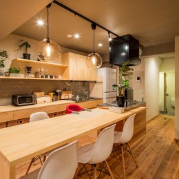 アイランドキッチンと広々ＬＤＫの 暮らしを愉しむ家-ダイニングテーブル、デスクと合わせた木製オーダーキッチン