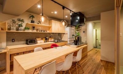 アイランドキッチンと広々ＬＤＫの 暮らしを愉しむ家 (ダイニングテーブル、デスクと合わせた木製オーダーキッチン)
