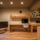 アイランドキッチンと広々ＬＤＫの 暮らしを愉しむ家の写真 キッチンから一体のオーダーデスク
