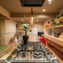 アイランドキッチンと広々ＬＤＫの 暮らしを愉しむ家の写真 回遊できるキッチン
