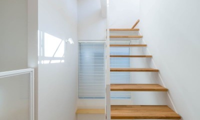 沿線の家～変形敷地に光あふれるLDK～ (階段)