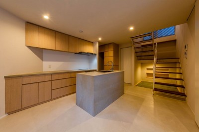キッチン・階段 (夕景) (沿線の家～変形敷地に光あふれるLDK～)