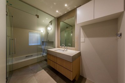 洗面・浴室 (沿線の家～変形敷地に光あふれるLDK～)