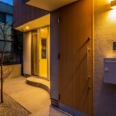 沿線の家～変形敷地に光あふれるLDK～の写真 玄関(夕景)