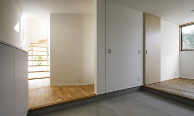 玄関土間(開き)｜西東京の家～旗竿敷地の狭小住宅～