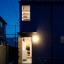 西東京の家～旗竿敷地の狭小住宅～の写真 外観(夕景)