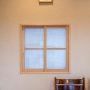 思い出のテーブルから眺望を楽しむ家の写真 室内窓と珪藻土