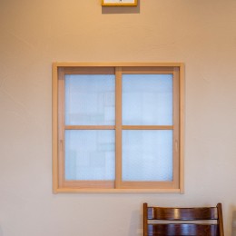 思い出のテーブルから眺望を楽しむ家 (室内窓と珪藻土)