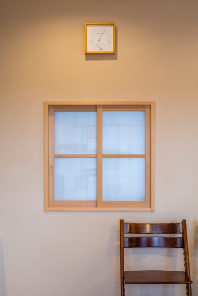 室内窓と珪藻土 (思い出のテーブルから眺望を楽しむ家)