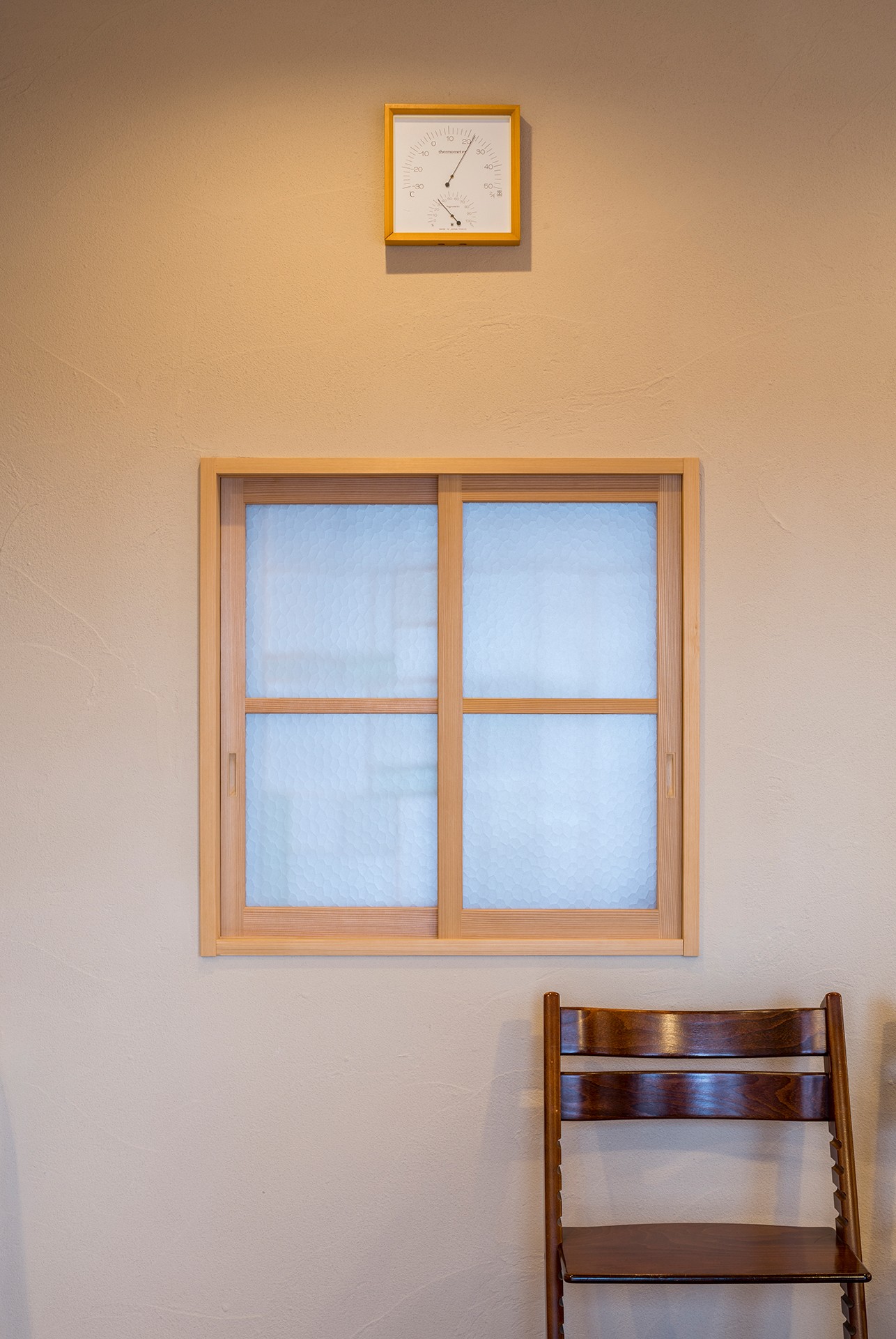ベッドルーム事例：室内窓と珪藻土（思い出のテーブルから眺望を楽しむ家）