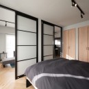 海外住宅をイメージした、シンプルモダンなマンションリノベの写真 ベッドルーム