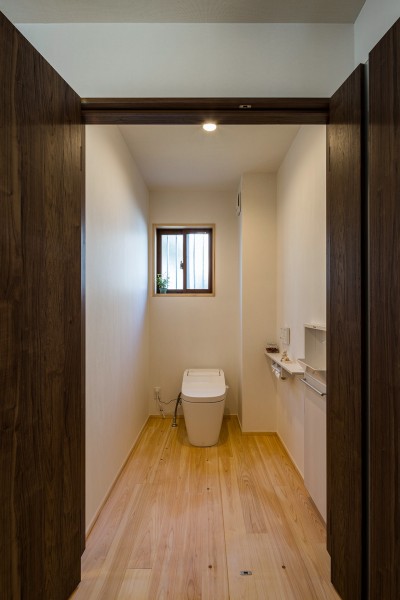 トイレ (猫ちゃんとのびのび暮らす木の家)