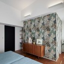 ルーフバルコニーとつながる開放感の写真 ボタニカルなアクセントクロスの寝室