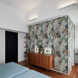 ルーフバルコニーとつながる開放感-ボタニカルなアクセントクロスの寝室