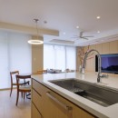 オークと優しい色合いのリノベーションの写真 キッチン