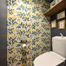 横浜市F様邸～カフェのようなLDK～の写真 ビタミンカラーの壁紙がおしゃれなトイレ