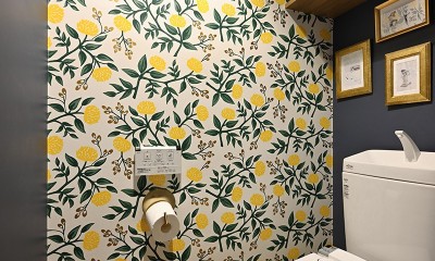 ビタミンカラーの壁紙がおしゃれなトイレ｜横浜市F様邸～カフェのようなLDK～