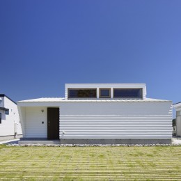 岩井のビーチハウス～スローライフを楽しむ海の家 (南側外観と駐車場の緑化ブロック)