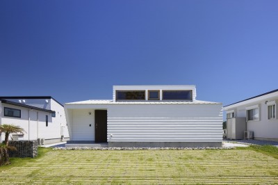 南側外観と駐車場の緑化ブロック (岩井のビーチハウス～スローライフを楽しむ海の家)