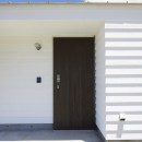 岩井のビーチハウス～スローライフを楽しむ海の家の写真 白い外壁とこげ茶のドアのコントラスト