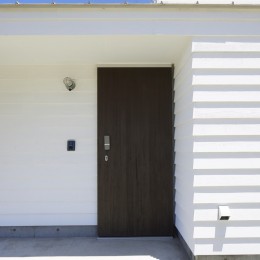 岩井のビーチハウス～スローライフを楽しむ海の家 (白い外壁とこげ茶のドアのコントラスト)