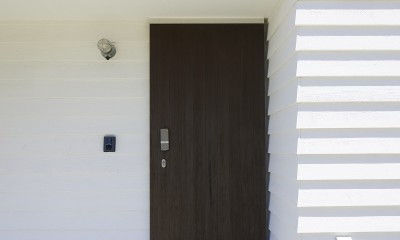 白い外壁とこげ茶のドアのコントラスト｜岩井のビーチハウス～スローライフを楽しむ海の家