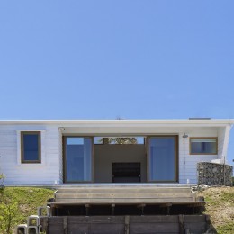 岩井のビーチハウス～スローライフを楽しむ海の家 (海に大きく開く木製サッシのある外観)