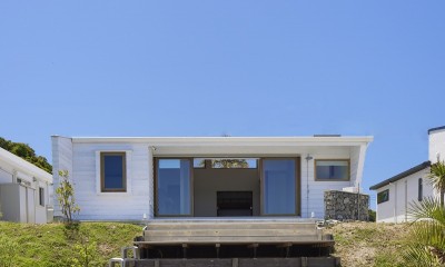 岩井のビーチハウス～スローライフを楽しむ海の家 (海に大きく開く木製サッシのある外観)