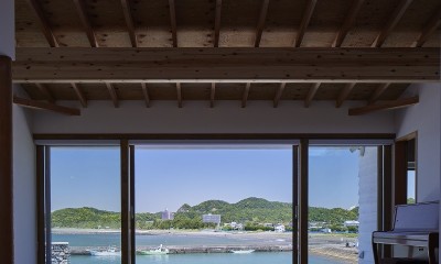 岩井のビーチハウス～スローライフを楽しむ海の家 (リビングから海を見る)