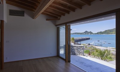 岩井のビーチハウス～スローライフを楽しむ海の家 (リビングから見たテラスと海)