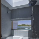 岩井のビーチハウス～スローライフを楽しむ海の家の写真 トップライトのある眺めの良いバスルーム
