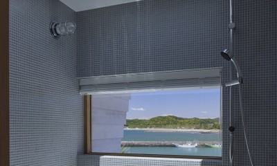 トップライトのある眺めの良いバスルーム｜岩井のビーチハウス～スローライフを楽しむ海の家