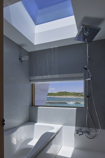 トップライトのある眺めの良いバスルーム (岩井のビーチハウス～スローライフを楽しむ海の家)
