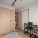 海外住宅をイメージした、シンプルモダンなマンションリノベの写真 洋室