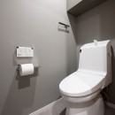 海外住宅をイメージした、シンプルモダンなマンションリノベの写真 トイレ