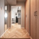海外住宅をイメージした、シンプルモダンなマンションリノベの写真 玄関