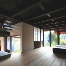 東京町田Ｓ邸～四神相応の地に建てる～の写真 ダイニングから奥にリビング、左手前に暖炉ステージ及び階段室を見る