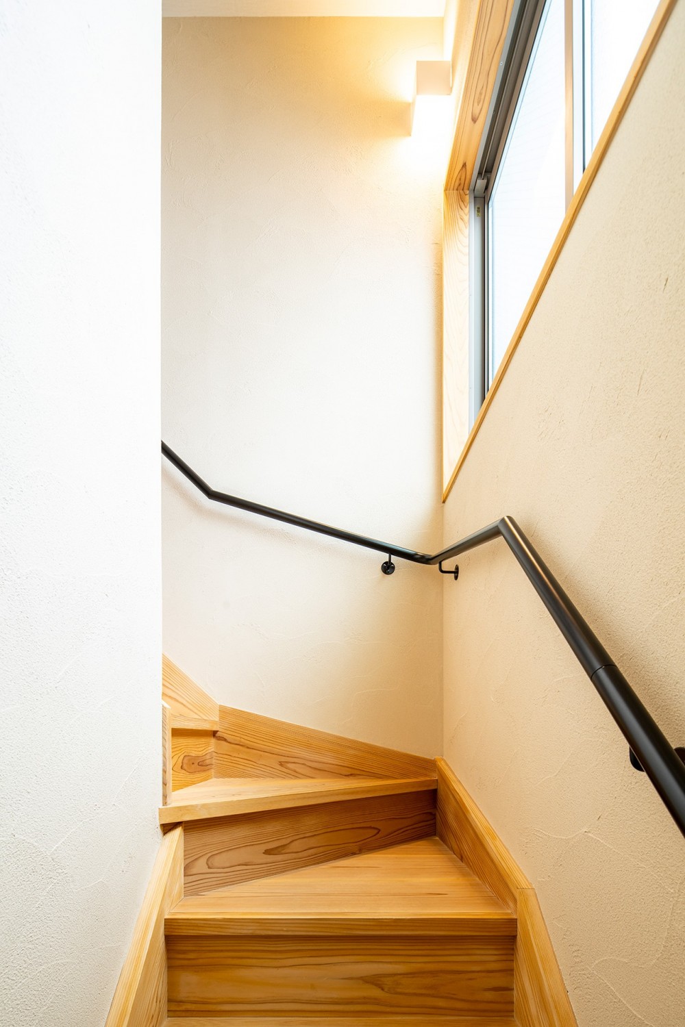 天竜杉と吉野桧が家族の変化を見守る家 (階段)