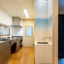 天竜杉と吉野桧が家族の変化を見守る家の写真 キッチンとパーティーシンクの手洗い
