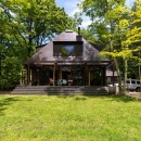 軽井沢町S邸（別荘）　緑の庭とつながった愛犬の走り回れる家の写真 緑とつながる