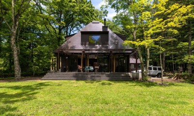 軽井沢町S邸（別荘）　緑の庭とつながった愛犬の走り回れる家 (緑とつながる)