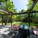 軽井沢町S邸（別荘）　緑の庭とつながった愛犬の走り回れる家の写真 テラス