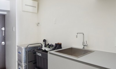 キッチン、洗濯機スペース｜仕事部屋なので生活感はコンパクト。コストを抑えながら、スマートな仕上がりに。