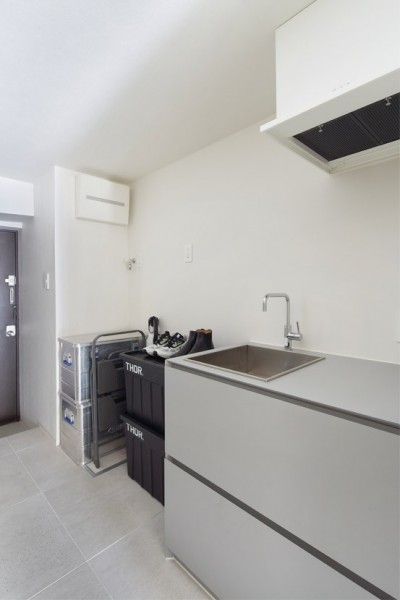 キッチン、洗濯機スペース (仕事部屋なので生活感はコンパクト。コストを抑えながら、スマートな仕上がりに。)